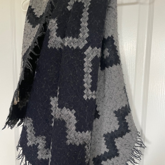 Aritzia (Wilfred Free) Blanket Scarf - Picture 2 of 2